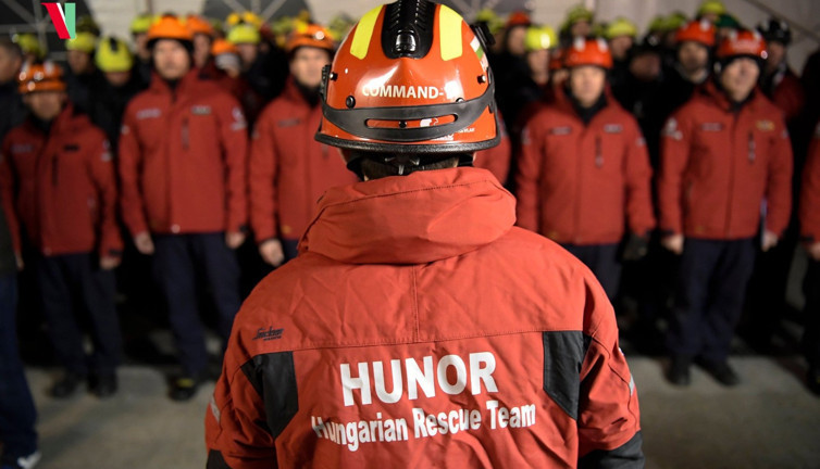 Macar kurtarma ekibi duygulanıp otobüste hüngür hüngür ağladı.