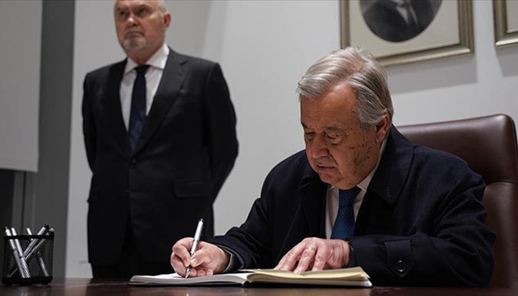 BM Genel Sekreteri Türkiye'deki depremler için açılan taziye defterini imzaladı