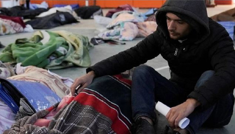 Depremde nişanlısını kaybeden genç cenazenin başından ayrılamadı