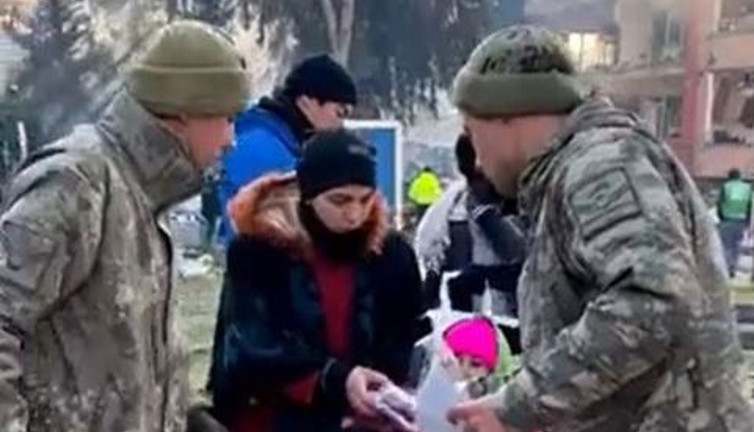 Depremzede askerlerin çorap yardımını ''bu çok'' diyerek ihtiyacı kadar aldı