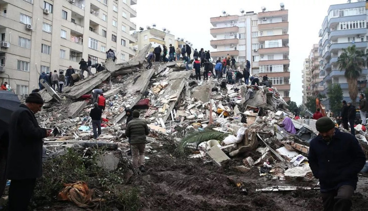Bu detay hayati tehlike taşıyor. İlk müdahale nasıl olmalı? Depremzedeye neden su verilmez