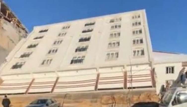 İnanılır gibi değil. Bina yan yattı camları bile kırılmadı