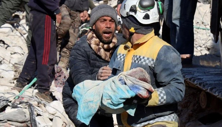 Dünya enkazın altında doğan bebeği konuşuyor