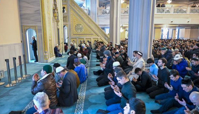 Depremzedeler için Rusya'daki camilerde dua edildi