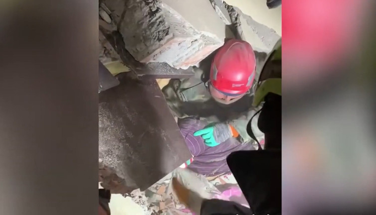 Azerbaycan ekibi, Fatma'yı 120’nci saatte enkazdan sağ çıkardı