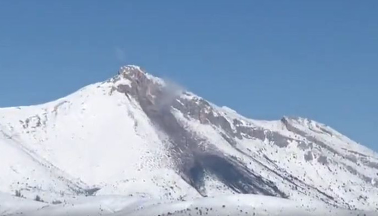 Deprem sonrası püskürmeye başlayan dağın sırrı çözüldü. Profesör Ahmet Ercan açıkladı