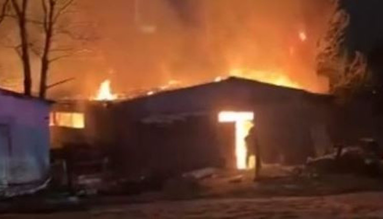 Sünger deposu alevlere teslim oldu