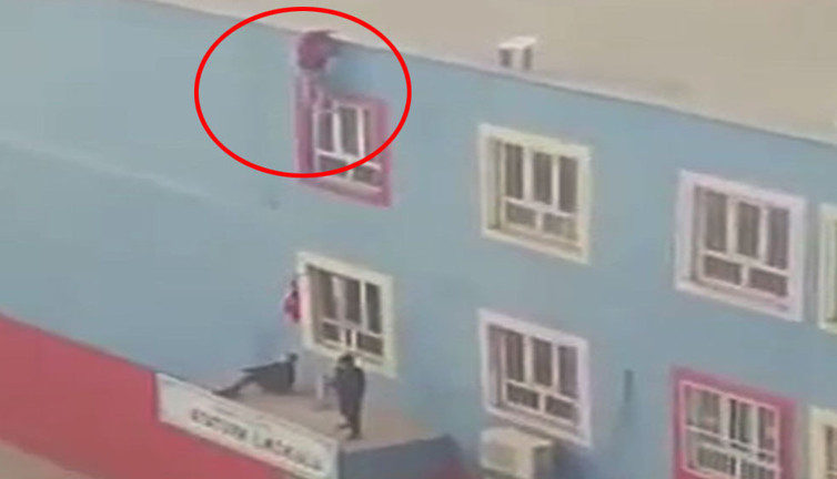 Pencereden tutunarak metrelerce yüksekten indi. Olaya ilişkin soruşturma başlatıldı
