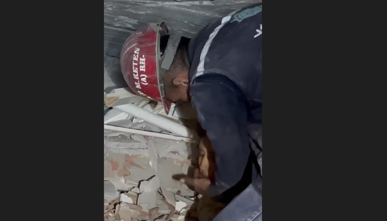 Cesur madenci enkazı elleriyle kazdı kadının yüzünü yıkadı