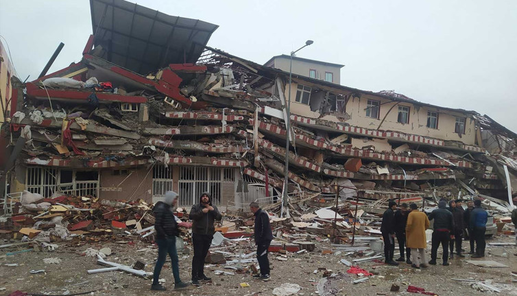 İnsanlar can derdinde Avrupa mülteci anlaşması peşinde. Depremden etkilenen Suriyelilerin Türkiye'de kalmasını istediler