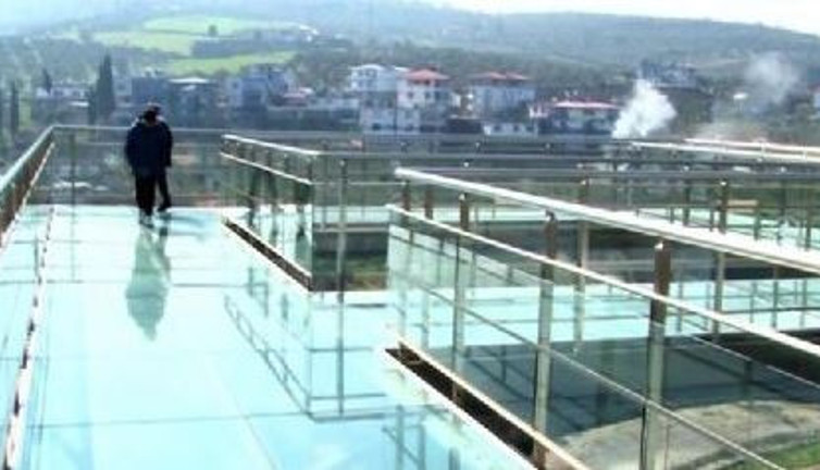 Cam teras depremi hasarsız atlattı