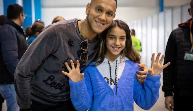 Depremde ailesini kaybeden 1 kız çocuğunu evlat edinecek. Josef de Souza açıkladı