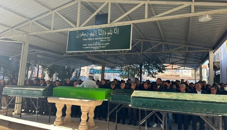 Depremde hayatını kaybeden anne ve 3 çocuğu toprağa verildi