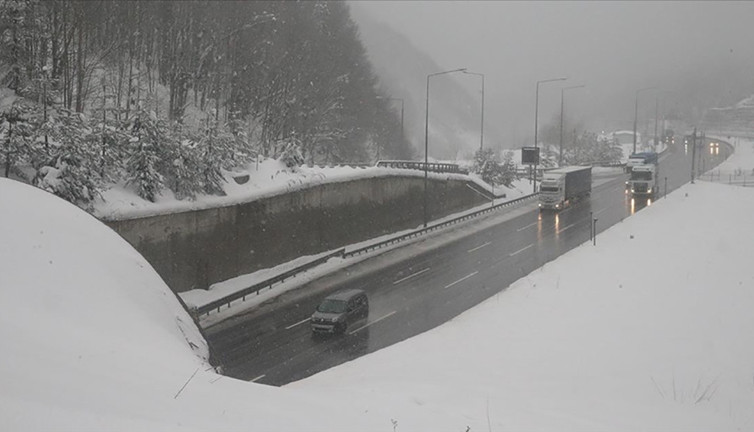 Bolu Dağı'nda yoğun kar yağışı etkili oluyor (15 Şubat 2023)