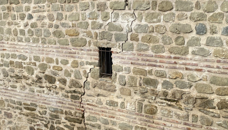 Kahramanmaraş'taki deprem Kastamonu'daki hanın duvarlarını çatlattı