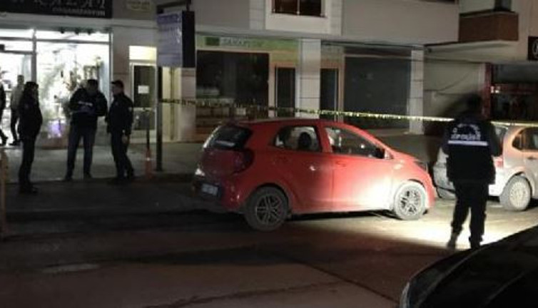 Evinin önünde silahla vuruldu