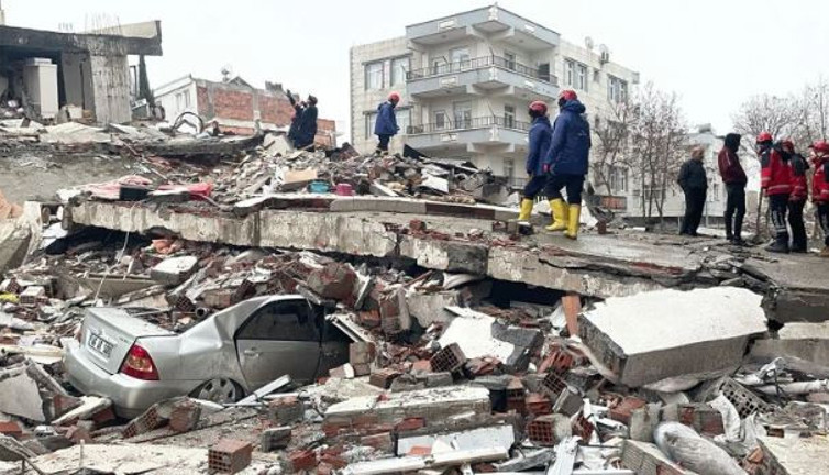 Babasının enkazda bulduğu telefonundaki son sipariş yürekleri burktu. Genç kız paylaşımı ile herkesi ağlattı