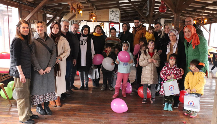 Depremzede çocuklara moral