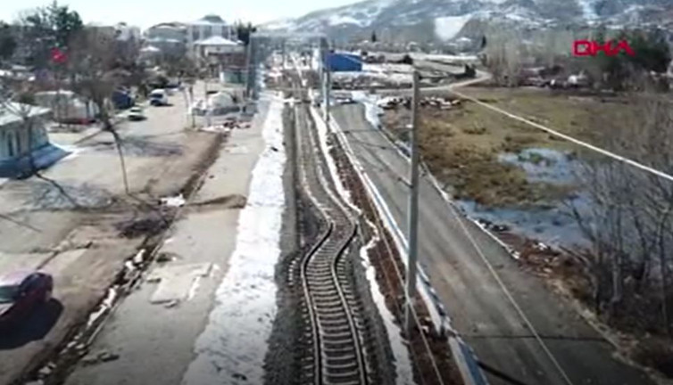 Nedeni sıvılaşma olarak açıklandı. Deprem rayları bu hale getirdi.