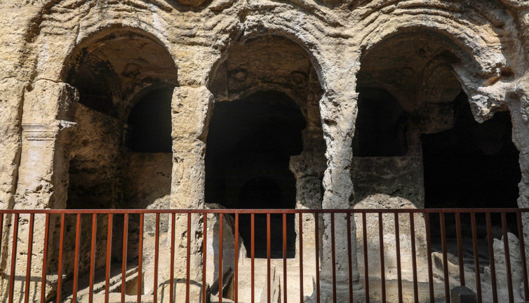Hatay’da yeni binalar yıkılırken iki bin yıllık Ölüler Şehri ayakta kaldı