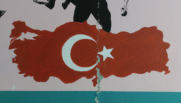 Duvardaki çatlak 'Hatay'a denk geldi