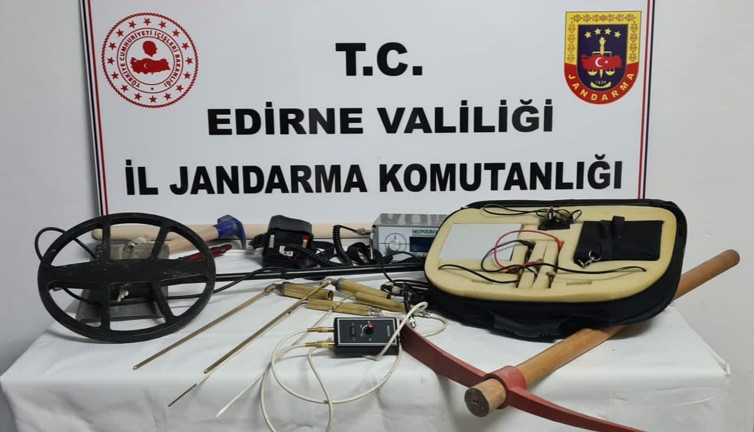 Tarlalarında define ararken suçüstü yakalandılar