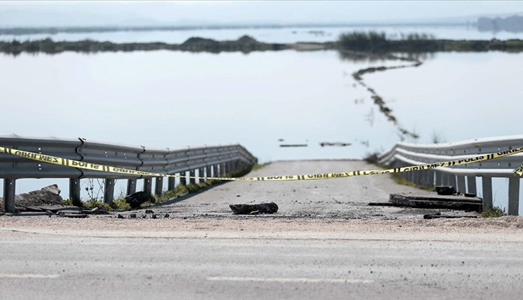Karasu deresi taştı çevredeki tarım arazileri su altında kaldı