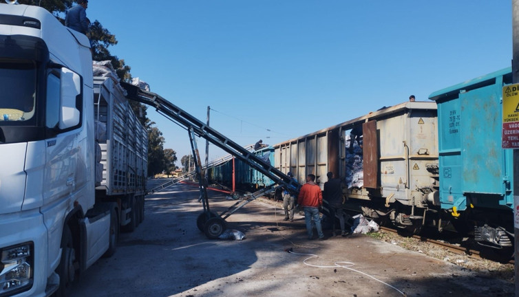 Deprem bölgesi Osmaniye'ye kömür gönderildi