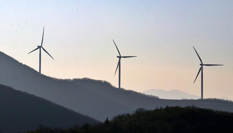 Deprem bölgelerinde rüzgardan elektrik üretimi sürüyor