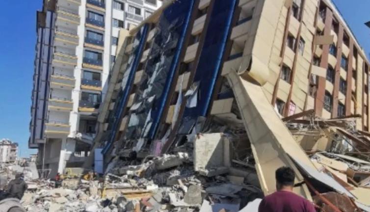 ‘Reisin dava adamıyım’ diyen müteahhit malzemeden çalmış. Çok sayıda kişinin can verdiği sitede kolonların kesildiği ortaya çıktı