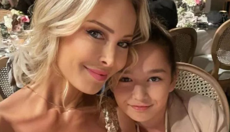 Ayşegül Yıldız kızı Elif Ada'yla birlikte başörtülü poz verdi. Sosyal medyadan Yorum yağdı