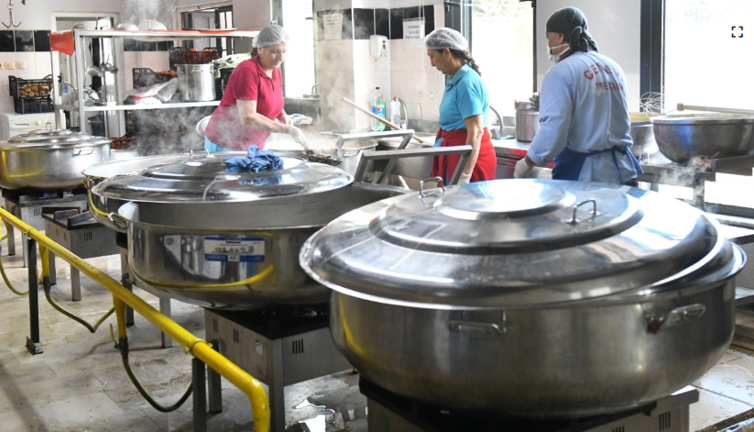 Cemevinde pişiyor, kilisede depremzedelere ikram ediliyor