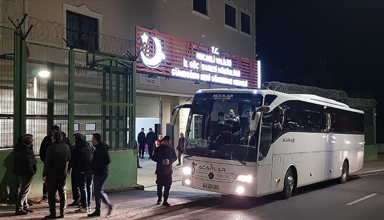 Yeni yılda 14 bin 878 düzensiz göçmen sınır dışı edildi