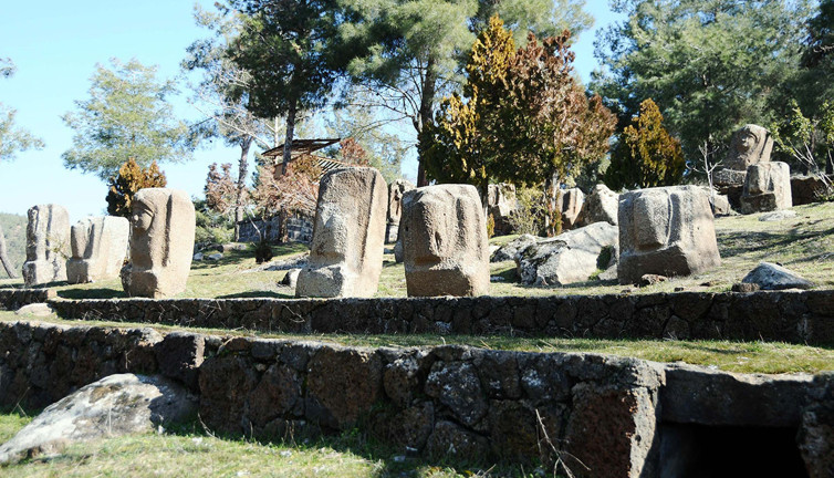 Üç bin yıllık heykeller depreme rağmen sapasağlam