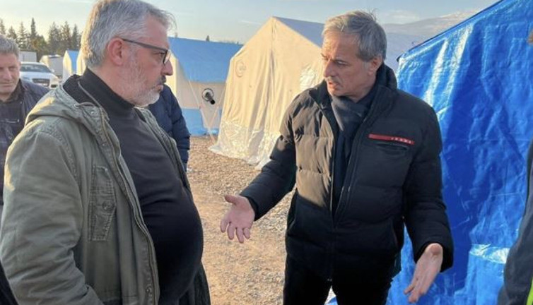 AKP'li Belediye Başkanı 84.500 TL’lik Prada marka montu ile deprem bölgesinde çadırları ziyaret etti
