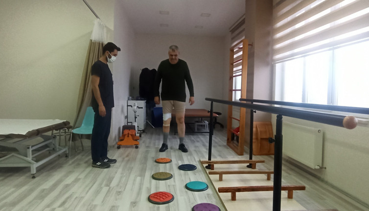 Bir bacağı protez olan gazinin yürümesini bel fıtığı da engelleyemedi