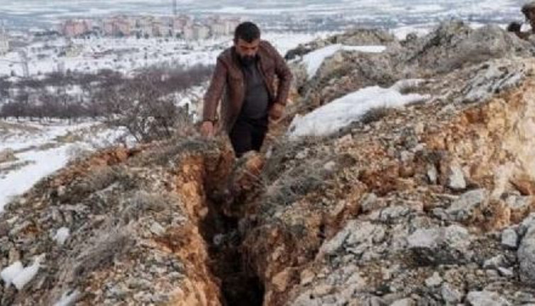 Deprem dağı ikiye böldü