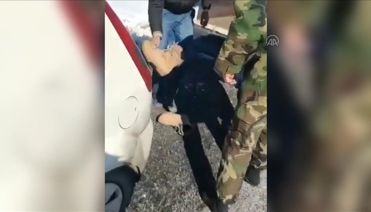 Mehmetçik ayakkabısı olmayan vatandaşa botlarını verdi. Atatürk boş yere dememiş