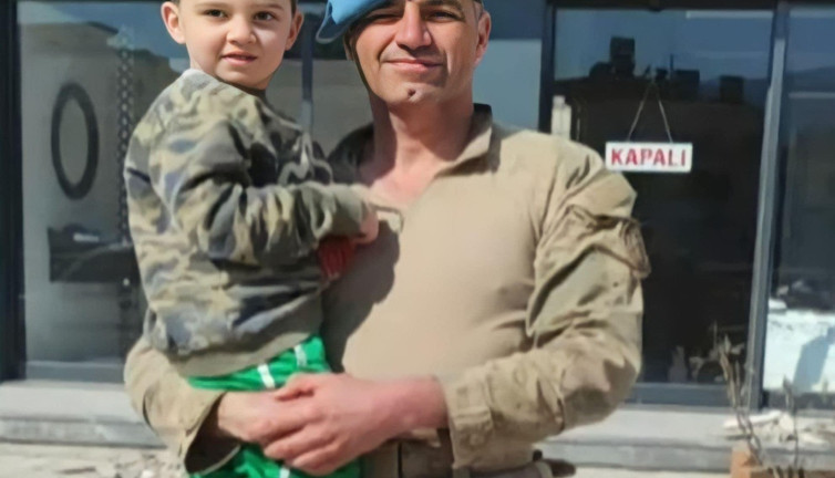 Anne babasını kaybeden ve tek başına yürürken bulunan depremzede Derman'a Mehmetçik el uzattı