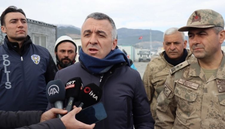 Afet bölgesinde görevli Vali: Memurlar, işçiler bir aylık maaşlarını almasınlar ne olacak? Aç kalmayız