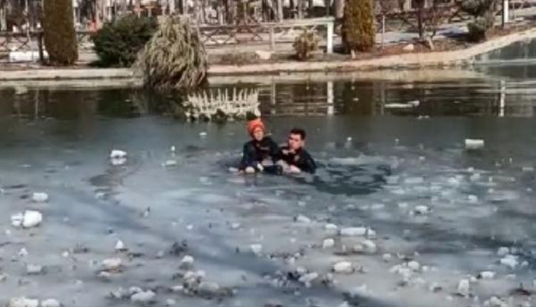 Deprem bölgesindeki buzlu göle düşen kızı kurtardı. Helal sana Türk Polisi