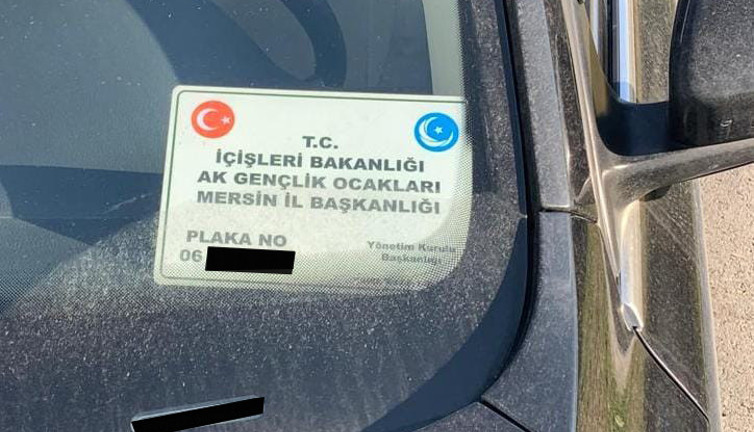 T.C. İçişleri Bakanlığı yazılı giriş kartları ile yeniden gündem oldu. ‘Ak Gençlik Ocakları’ meclis gündemine taşındı