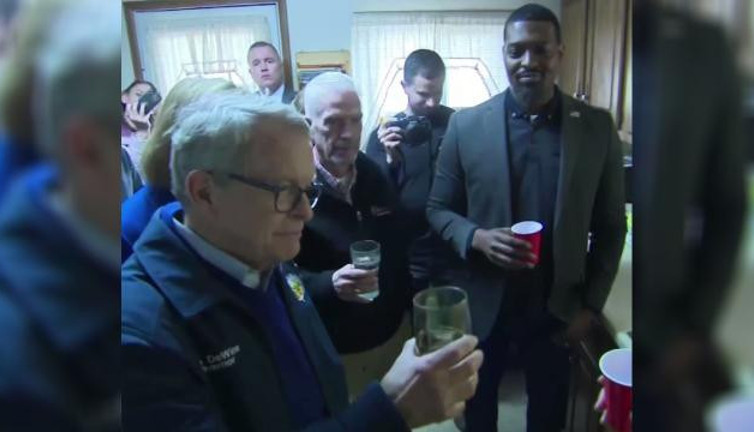 Validen kimyasal sızıntının olduğu bölgede musluk suyu içerek ‘güvenli’ mesajı