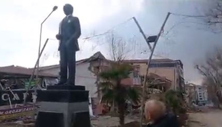 Fay hattı bir tek Atatürk büstünü yıkamadı. Cumhuriyetin kurucusu ile uğraşmayın