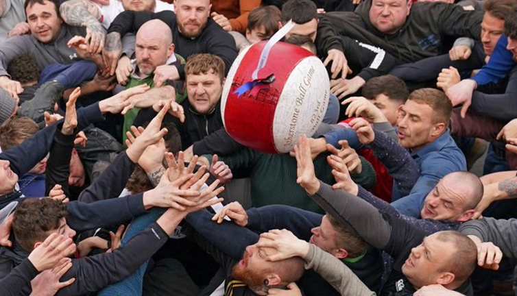 Futbol diye birbirlerini ölesiye dövdüler. Altın dolu top için barbarca mücadele ettiler