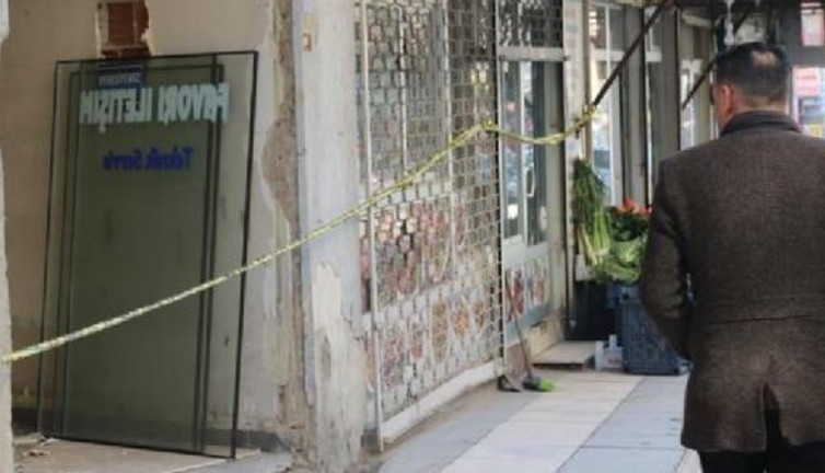 Elazığ’da ağır hasarlı binalara naylon şeritli önlem