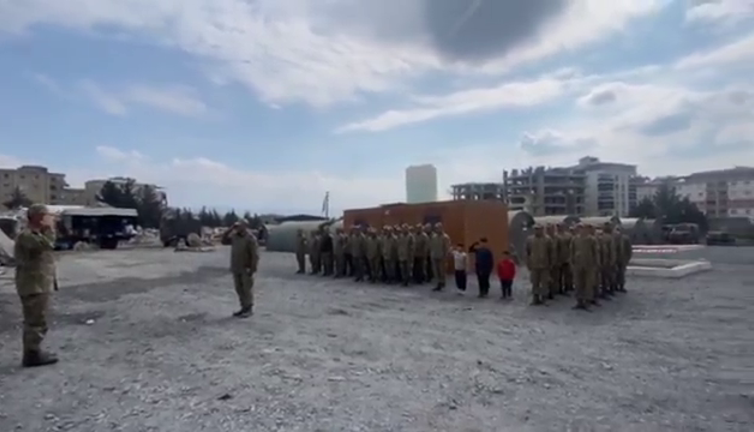 Nurdağılı depremzede çocuklar Mehmetçikle yemek duası okudu