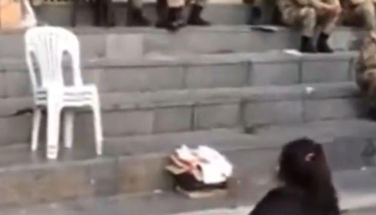 Küçük kız deprem bölgesindeki Mehmetçiklere İzmir Marşı'nı söyledi. Mehmetçikler sessizce küçük kızı dinledi