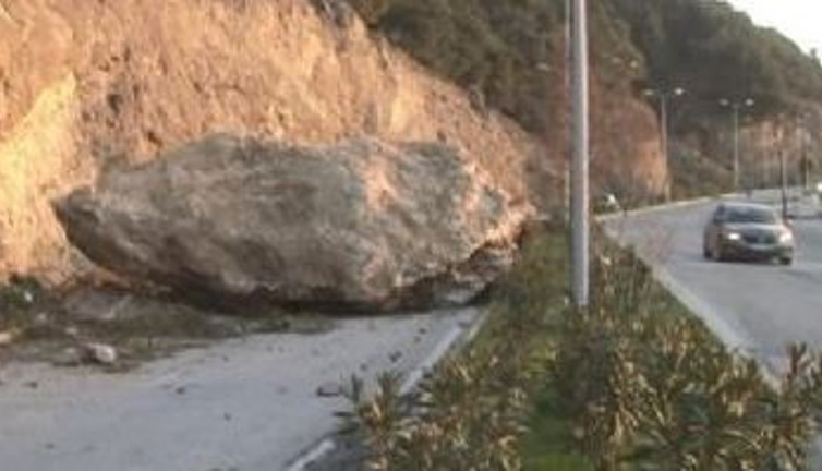 Deprem dağları yerinden oynattı dev kayalar can aldı