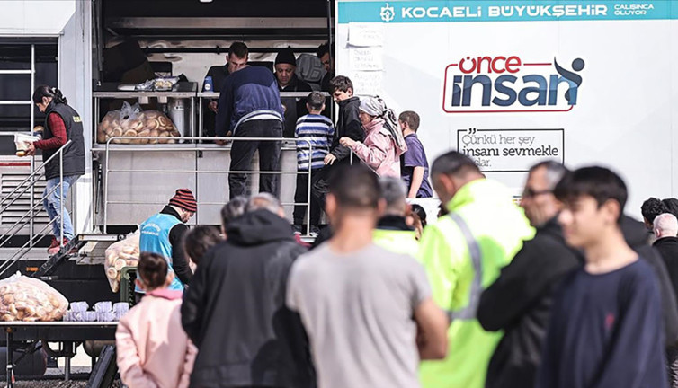 17 Ağustos'u yaşayan Kocaeli, deprem bölgesi için seferber oldu